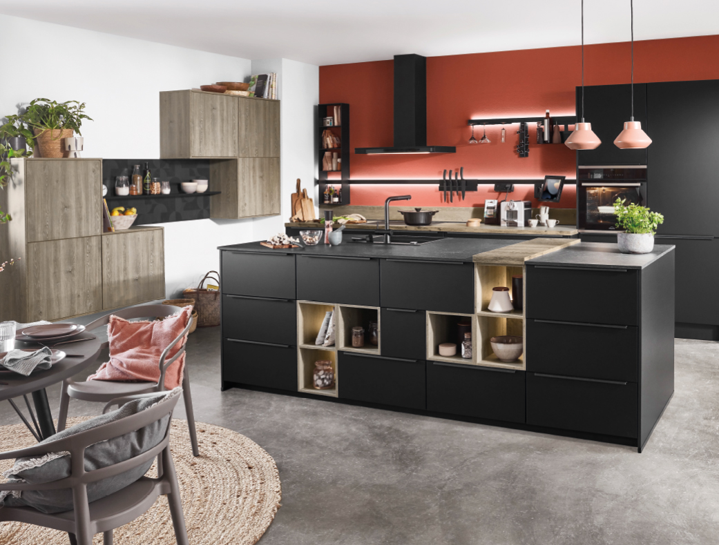 Moderne Küche mit matt-schwarzen Fronten